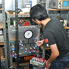 <span class="qrinews-figure-title">2012年11月12日 修士1年の下田さん</span>　2次元電子系でウィグナー結晶を研究しています。（撮影場所：<a href="http://frontier.phys.kyushu-u.ac.jp/LTP/yayama/" target="_blank">低次元電子物性研究室</a>）