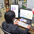 <span class="qrinews-figure-title">2012年11月14日 博士1年の野下さん</span>　巻き貝の形について物理的要因による優位性を解析しています。（撮影場所：<a href="http://bio-math10.biology.kyushu-u.ac.jp/" target="_blank">数理生物学研究室</a>）