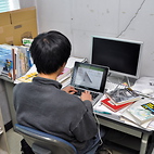 <span class="qrinews-figure-title">2012年11月15日 修士2年の内之宮さん</span>　細胞性粘菌の協力行動に関する分泌化学物質の効果を研究しています。（撮影場所：<a href="http://bio-math10.biology.kyushu-u.ac.jp/" target="_blank">数理生物学研究室</a>）