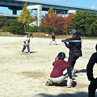 <span class="qrinews-figure-title">2012年11月19日 物理学科ソフトボール大会（ニュートン祭）</span>　日曜日に物理学科のニュートン祭の一環としてソフトボール大会がありました。優勝チームは、研究室の部：『和田研』、学年の部：『ゴリラーズ』でした。（撮影場所：<a href="http://maps.google.co.jp/maps?q=33.622365,130.415375+(汐井公園)&amp;z=15" target="_blank">汐井公園</a>）