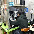 <span class="qrinews-figure-title">2012年11月21日 修士1年の西村さん</span>　ショウジョウバエの附節における味覚解析について研究しています。（撮影場所：<a href="http://cellbio.biology.kyushu-u.ac.jp/tanimura/" target="_blank">動物生理学研究室</a>）