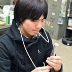 <span class="qrinews-figure-title">2012年11月27日 学部4年の内園さん</span>　ショウジョウバエの糖味覚感度の遺伝的変化を研究しています。（撮影場所：<a href="http://cellbio.biology.kyushu-u.ac.jp/tanimura/" target="_blank">動物生理学研究室</a>）