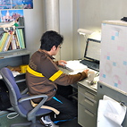 <span class="qrinews-figure-title">2012年11月29日 修士1年の原田さん</span>　ストリング理論を使ってファンダメンタルな理論を作りたい。（撮影場所：<a href="http://higgs.phys.kyushu-u.ac.jp/" target="_blank">素粒子理論研究室</a>）