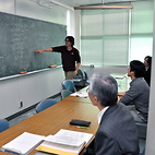 <span class="qrinews-figure-title">2012年12月7日 素粒子理論ゼミ風景</span>　格子上QCDシミュレーションに関してゼミで勉強している様子です。（撮影場所：<a href="http://higgs.phys.kyushu-u.ac.jp/" target="_blank">素粒子理論研究室</a>）