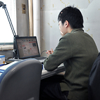 <span class="qrinews-figure-title">2012年12月13日 修士1年の川口さん</span>　酵母を用いた脂質代謝を研究しています。（撮影場所：<a href="http://www.scc.kyushu-u.ac.jp/Seitaijouhou/index.html" target="_blank">生体情報化学研究室</a>）