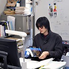 <span class="qrinews-figure-title">2012年12月17日 博士1年の水口さん</span>　スタンダードモデルを拡張したモデルで粒子・反粒子の非対称性の起源を研究しています。（撮影場所：<a href="http://higgs.phys.kyushu-u.ac.jp/" target="_blank">素粒子理論研究室</a>）