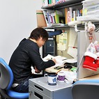 <span class="qrinews-figure-title">2012年12月20日 修士1年の坂本さん</span>　平均曲率が一定な曲面の分類と性質を研究しています。（撮影場所：<a href="http://www.math.kyushu-u.ac.jp" target="_blank">数理学研究教育棟 院生室4</a>）