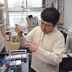 <span class="qrinews-figure-title">2012年12月25日 博士2年の武石さん</span>　ＤＮＡ損傷応答タンパク質を研究しています。（撮影場所：<a href="http://www.biology.kyushu-u.ac.jp/~chromosome/" target="_blank">染色体機能学研究室</a>）