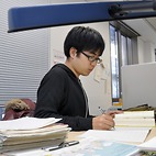 <span class="qrinews-figure-title">2012年12月28日 学部3年の奥村さん</span>　代数的整数について研究しています。（撮影場所：<a href="http://www.math.kyushu-u.ac.jp" target="_blank">数理学研究教育棟 院生室2</a>）