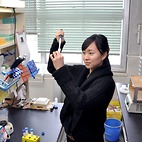 <span class="qrinews-figure-title">2013年1月25日 修士2年の岩屋さん</span>　ＤＮＡ修復に関わる因子の研究をしています。（撮影場所：<a href="http://www.biology.kyushu-u.ac.jp/~chromosome/" target="_blank">染色体機能学研究室</a>）