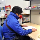 <span class="qrinews-figure-title">2013年1月30日 修士1年の鳴脇さん</span>　結び目理論の物理的な性質を研究しています。（撮影場所：<a href="http://www.math.kyushu-u.ac.jp" target="_blank">数理学研究教育棟 院生室4</a>）