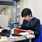 <span class="qrinews-figure-title">2013年2月6日 博士1年の高田さん</span>　整数論の諸問題に代数幾何を応用する研究をしています。（撮影場所：<a href="http://www.math.kyushu-u.ac.jp" target="_blank">数理学研究教育棟 院生室2</a>）