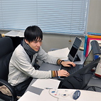 <span class="qrinews-figure-title">2013年2月7日 修士2年の渡邉さん</span>　反応断面積により不安定核の変形を研究しています。（撮影場所：<a href="http://www.nt.phys.kyushu-u.ac.jp/" target="_blank">理論核物理研究室</a>）