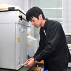 <span class="qrinews-figure-title">2013年2月21日 学部4年の高橋さん</span>　阿蘇の温泉水を分析し地下水形成について研究しています。（撮影場所：<a href="http://www.geo.kyushu-u.ac.jp/department/fields/igcb/" target="_blank">無機生物圏地球化学研究室</a>）