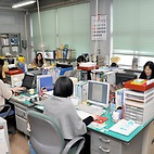 <span class="qrinews-figure-title">2013年2月27日 物理事務室</span>　物理学科の学科事務室です。（撮影場所：<a href="http://maps.google.co.jp/maps?q=33.62568,130.425675+(事務室)&amp;z=17" target="_blank">物理事務室</a>）