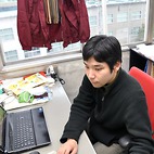 <span class="qrinews-figure-title">2013年3月7日 修士2年の髙橋さん</span>　格子QCDを用いてクォークの閉じ込め機構を研究しています。（撮影場所：<a href="http://www.nt.phys.kyushu-u.ac.jp/" target="_blank">理論核物理研究室</a>）