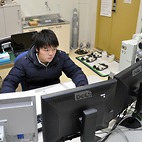<span class="qrinews-figure-title">2013年3月13日 修士1年の井上さん</span>　沖縄トラフの海底資源を研究しています。（撮影場所：<a href="http://www.geo.kyushu-u.ac.jp/department/fields/igcb/" target="_blank">無機生物圏地球化学研究室</a>）