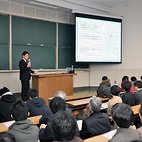 <span class="qrinews-figure-title">2013年3月18日 理学部等心身の安全・安心・健康支援セミナー</span>　金曜日に『理学部等心身の安全・安心・健康支援セミナー』が開催されました。福岡県警の手島様、九大健康科学センターの福盛先生、東大理学部学生支援室の榎本先生、藤原先生の御講演がありました。（撮影場所：<a href="http://maps.google.co.jp/maps?q=33.626734,130.422961+(201)&amp;z=17" target="_blank">文系地区201講義室</a>）