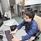 <span class="qrinews-figure-title">2013年3月22日 修士1年の江頭さん</span>　二重畳み込み模型を用いたHe核弾性散乱を解析しています。（撮影場所：<a href="http://www.nt.phys.kyushu-u.ac.jp/" target="_blank">理論核物理研究室</a>）