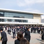 <span class="qrinews-figure-title">2013年3月27日 卒業式</span>　昨日、九大の卒業式がありました。福岡国際センターにて、午前は学部生、午後は修士・専門職・博士の学位記授与式が行われました。（撮影場所：<a href="http://maps.google.co.jp/maps?q=33.603075,130.401149+(福岡国際センター)&amp;z=16" target="_blank">福岡国際センター</a>）