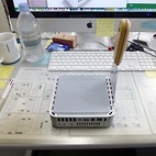 <span class="qrinews-figure-title">2013年4月2日 ハードディスク交換</span>　テストサーバのハードディスクが故障した為、ハードディスクを交換しました。1枚目の写真はサーバの外枠を外す為の作業の途中、ヘラを刺した状態です。（撮影場所：<a href="http://maps.google.co.jp/maps?q=33.626234,130.425401+(here)&amp;z=17" target="_blank">情報基盤室</a>）