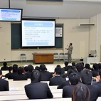 <span class="qrinews-figure-title">2013年4月10日 理学府入学式</span>　大学院の入学式がありました。入学式は箱崎キャンパスなどで学府毎に行われ、入学式の後、学科毎にガイダンスが行われていました。（撮影場所：<a href="http://goo.gl/maps/WszwN" target="_blank">文系地区大講義室</a>）