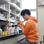 <span class="qrinews-figure-title">2013年4月15日 学部4年の西原さん</span>　脳や神経の研究に興味をもっています。今は実験機器の使い方や試薬の使い方を勉強しています。（撮影場所：<a href="http://www.biology.kyushu-u.ac.jp/~bunsiide/" target="_blank">分子遺伝学研究室</a>）
