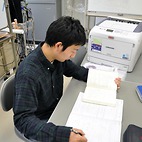 <span class="qrinews-figure-title">2013年4月26日 学部4年の植木さん</span>　超新星爆発や星の進化に興味があるので勉強しています。（撮影場所：<a href="http://astrog.phys.kyushu-u.ac.jp/" target="_blank">宇宙物理理論研究室</a>）