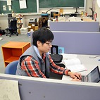 <span class="qrinews-figure-title">2013年5月1日 修士1年の上谷さん</span>　弱電離気体系における電流クロージャを研究しています。（撮影場所：<a href="http://denji102.geo.kyushu-u.ac.jp/" target="_blank">宇宙地球電磁気学研究室</a>）