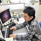 <span class="qrinews-figure-title">2013年5月9日 修士2年の林田さん</span>　中性子星の冷却について研究しています。（撮影場所：<a href="http://astrog.phys.kyushu-u.ac.jp/" target="_blank">宇宙物理理論研究室</a>）