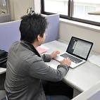 <span class="qrinews-figure-title">2013年5月10日 修士2年の和田さん</span>　沿磁力線電流による地球磁場を研究しています。（撮影場所：<a href="http://denji102.geo.kyushu-u.ac.jp/" target="_blank">宇宙地球電磁気学研究室</a>）