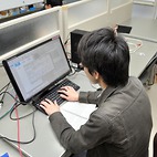 <span class="qrinews-figure-title">2013年5月15日 修士2年の森田さん</span>　超新星爆発のシミュレーションをしています。（撮影場所：<a href="http://astrog.phys.kyushu-u.ac.jp/" target="_blank">宇宙物理理論研究室</a>）