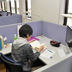 <span class="qrinews-figure-title">2013年5月22日 学部4年の秋本さん</span>　世界中の測定施設を用いて宇宙のデータを観測する事に面白みを感じています。（撮影場所：<a href="http://denji102.geo.kyushu-u.ac.jp/" target="_blank">宇宙地球電磁気学研究室</a>）