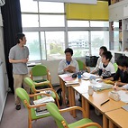 <span class="qrinews-figure-title">2013年5月27日 統計力学補習授業</span>　吉森先生が統計力学の補習授業をされていました。物理学科では三年次編入生を主な対象として補習授業を行っていて、他に量子力学の補習授業もあるそうです。（撮影場所：<a href="http://www.phys.kyushu-u.ac.jp/index.php" target="_blank">物理学科</a>）