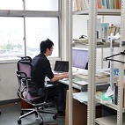 <span class="qrinews-figure-title">2013年5月30日 学術研究員の設楽さん</span>　2相に分離した系の電気粘性効果について理論的に研究しています。（撮影場所：<a href="http://www.stat.phys.kyushu-u.ac.jp/" target="_blank">統計物理学研究室</a>）