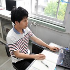 <span class="qrinews-figure-title">2013年5月31日 修士1年の田中雅士さん</span>　惑星毎に異なる大気変動の違いに興味を持っています。（撮影場所：<a href="http://fx.geo.kyushu-u.ac.jp/" target="_blank">中層大気・地球流体力学研究室</a>）