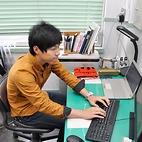 <span class="qrinews-figure-title">2013年6月3日 修士1年の大羽田さん</span>　衛星データを使って成層圏突然昇温を調べています。（撮影場所：<a href="http://fx.geo.kyushu-u.ac.jp/" target="_blank">中層大気・地球流体力学研究室</a>）