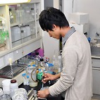 <span class="qrinews-figure-title">2013年6月5日 修士1年の小川さん</span>　細胞小器官であるペルオキシソームの形成障害の回復について研究しています。（撮影場所：<a href="http://www.biology.kyushu-u.ac.jp/~taisha/" target="_blank">代謝生理学研究室</a>）