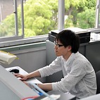 <span class="qrinews-figure-title">2013年6月11日 修士1年の田中孝さん</span>　温暖化による上層大気の変動について研究しています。（撮影場所：<a href="http://fx.geo.kyushu-u.ac.jp/" target="_blank">中層大気・地球流体力学研究室</a>）