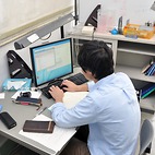 <span class="qrinews-figure-title">2013年6月17日 学部4年の神田さん</span>　大気のシミュレーションをする為のプログラミングを勉強しています。（撮影場所：<a href="http://fx.geo.kyushu-u.ac.jp/" target="_blank">中層大気・地球流体力学研究室</a>）