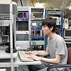 <span class="qrinews-figure-title">2013年6月21日 修士2年の前田さん</span>　中性子の束縛状態の存在可能性について研究しています。（撮影場所：<a href="http://www.kutl.kyushu-u.ac.jp/" target="_blank">原子核物理研究室</a>）