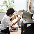 <span class="qrinews-figure-title">2013年6月28日 修士1年の内田さん</span>　昆虫の視覚刺激が意志決定に与える影響を研究しています。（撮影場所：<a href="http://www.biology.kyushu-u.ac.jp/~animphys/" target="_blank">動物生理学研究室</a>）