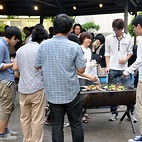 <span class="qrinews-figure-title">2013年6月29日 物理学科理論系六階親睦会</span>　昨日、物理学科の2号館6階の研究室による理論系親睦会がありました。中庭でバーベキューなどをして盛り上がっていました。（撮影場所：<a href="http://maps.google.co.jp/maps?q=33.625894,130.425863+(中庭)&amp;z=18" target="_blank">中庭</a>）