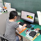 <span class="qrinews-figure-title">2013年7月2日 学部4年の渡辺さん</span>　これからの研究に向けて大気科学とプログラミングを勉強しています。（撮影場所：<a href="http://fx.geo.kyushu-u.ac.jp/" target="_blank">中層大気・地球流体力学研究室</a>）