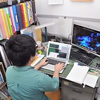 <span class="qrinews-figure-title">2013年7月4日 修士2年の佐々木さん</span>　冬の北陸の雪雲内部の粒子や電気的分布を研究しています。（撮影場所：<a href="http://fujin.geo.kyushu-u.ac.jp/tropo-labo/ja/" target="_blank">対流圏科学研究室</a>）