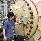 <span class="qrinews-figure-title">2013年7月9日 博士2年の山口さん</span>　炭素とヘリウムが核融合して酸素になる反応を研究しています。（撮影場所：<a href="http://www.kutl.kyushu-u.ac.jp/" target="_blank">原子核物理研究室</a>）