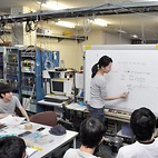 <span class="qrinews-figure-title">2013年7月11日 修士2年の大中さん</span>　原子核が3つになっった時に生ずる3核子力を実験的に解析しています。（撮影場所：<a href="http://www.kutl.kyushu-u.ac.jp/" target="_blank">原子核物理研究室</a>）