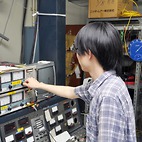 <span class="qrinews-figure-title">2013年7月16日 修士1年の林さん</span>　不安定核のビームを用いて不安定核について研究しています。（撮影場所：<a href="http://www.kutl.kyushu-u.ac.jp/" target="_blank">原子核物理研究室</a>）