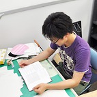<span class="qrinews-figure-title">2013年7月31日 学部4年の清水さん</span>　降雪に関する研究に興味があり教科書とかで気象の勉強中です。（撮影場所：<a href="http://fujin.geo.kyushu-u.ac.jp/tropo-labo/ja/" target="_blank">対流圏科学研究室</a>）