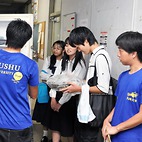 <span class="qrinews-figure-title">2013年8月7日 オープンキャンパスの風景</span>　生物学科では学科の説明会の他に、研究室訪問を行っていました。実験装置や実験に用いる生物や試薬などを見ることができました。掲載している写真は、実験に用いられたカブトガニと、カマキリを用いた実験の様子です。（撮影場所：<a href="http://www.kyushu-u.ac.jp/" target="_blank">九州大学箱崎キャンパス</a>）